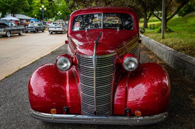 Des Moines, IA - 01 Temmuz 2022: 1938 Chevrolet Master Deluxe 2 Door Sedan 'ın yüksek perspektifli manzarası.
