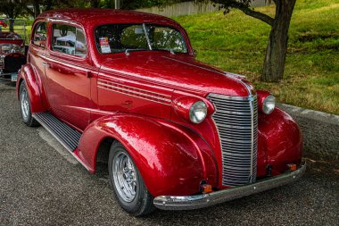 Des Moines, IA - 01 Temmuz 2022: 1938 Chevrolet Master Deluxe 2 Door Sedan 'ın yüksek perspektifli ön köşe görüntüsü.