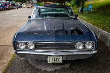 Des Moines, IA - 01 Temmuz 2022: 1969 Ford Torino Talladega 428 Coupe 'nin yerel bir araba fuarında yüksek perspektifli ön görüntüsü.