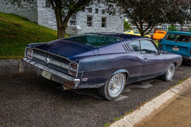 Des Moines, IA - 01 Temmuz 2022: 1969 model Ford Torino Talladega 428 Coupe 'nin yüksek perspektifli arka köşe görüntüsü.
