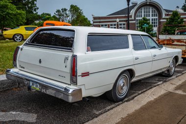 Des Moines, IA - 01 Temmuz 2022: Yerel bir araba fuarında 1976 Ford LTD Station Wagon 'un yüksek perspektifli arka köşe görüntüsü.