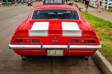 Des Moines, IA - 01 Temmuz 2022: 1969 Chevrolet Camaro 350 SS Hardtop Coupe 'nin yüksek perspektifli arka görüntüsü.