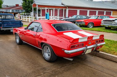 Des Moines, IA - 01 Temmuz 2022: 1969 Chevrolet Camaro 350 SS Hardtop Coupe 'nin yüksek perspektifli arka köşe görüntüsü.