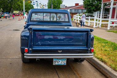 Des Moines, IA - 01 Temmuz 2022: 1968 Chevrolet C10 Stepside Pickup Truck 'ın yerel bir araba fuarında yüksek perspektifli arka görüntüsü.