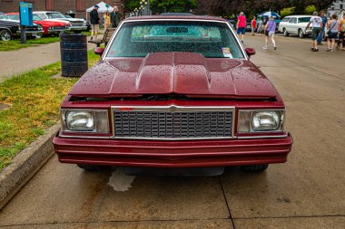 Des Moines, IA - 01 Temmuz 2022: 1978 Chevrolet El Camino Pickup 'ın yerel bir araba fuarındaki yüksek perspektifli manzarası.