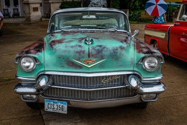 Des Moines, IA - 01 Temmuz 2022: Yerel bir araba fuarında 1956 model bir Cadillac 62 Sedan DeVille 'in yüksek perspektifli ön görüntüsü.