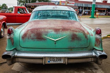 Des Moines, IA - 01 Temmuz 2022: 1956 Cadillac 62 Sedan DeVille 'in yüksek perspektifli arka görüntüsü.