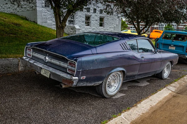 Des Moines July 2022 Високоперспективний Задній Кут Огляду Ford Torino — стокове фото