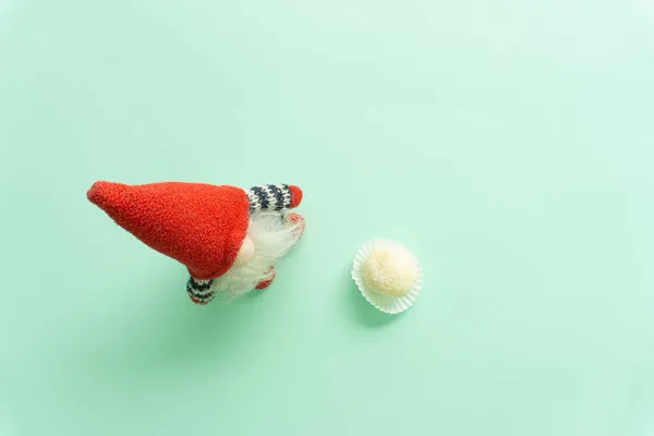 Beyaz lezzetli şekerler ve Noel Baba 'nın yaratıcı düzenlemesi.