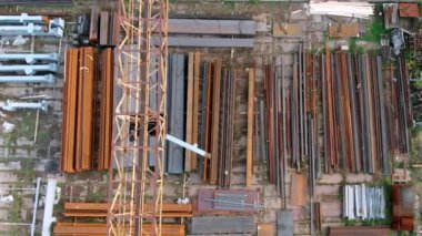 büyük paslı yapı ekipmanı ve metal vinç 