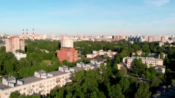 Vista aérea de la ciudad cubierta de árboles y jugando al fútbol — Vídeo de stock