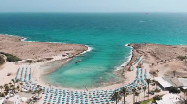 Sandy Bay 'in drone görüntüsü, Ayia Napa' daki Vathia Gonia plajı. İlerliyorum.