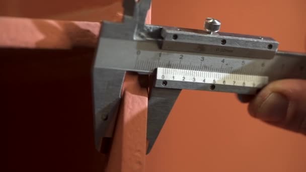 Pieza de metal de medición con pinza vernier. Trabajador realiza diagnóstico de defectos — Vídeo de stock