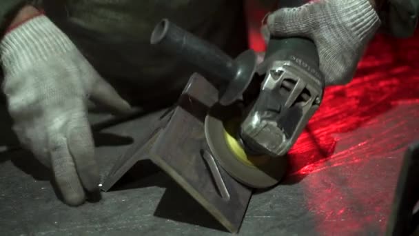 El hombre de la mano trabaja usando guantes mientras muele metal — Vídeo de stock