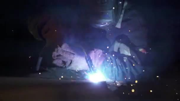 Person schweißt Metallgegenstand auf Baustelle. Zeitlupe — Stockvideo