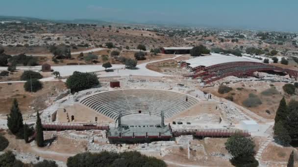 Drönare syn på den antika teatern med modern teknik på Cypern. Flytta ner — Stockvideo
