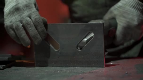 Κοντινό πλάνο του ανθρώπου χέρι εργασίας φορώντας γάντια, ενώ λείανσης μέταλλο — Αρχείο Βίντεο