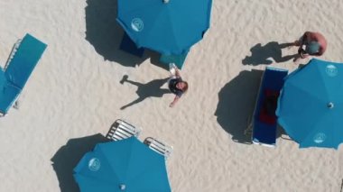 Kumsal manzaralı mutlu kadın. Tepedeki Kamera yukarı çıkıyor