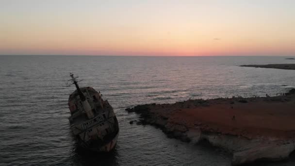 Rusty EDRO III Naufrage à Chypre à l'heure dorée du coucher du soleil. Vue sur drone — Video