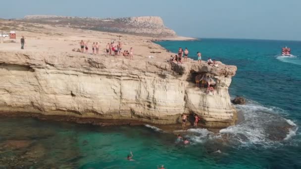 Lidé zůstali na krásných útesech a obloucích v Aiya Napa, Kypr — Stock video