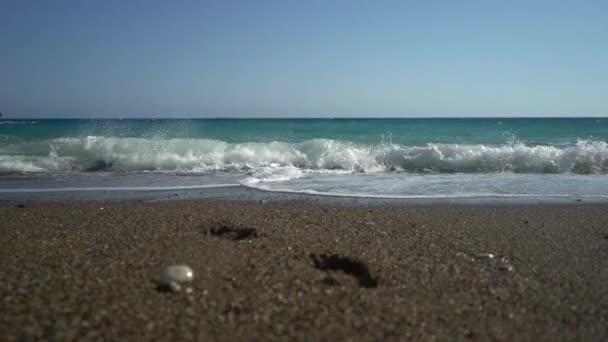 Belle plage de sable avec vague douce dans l'eau de mer, ciel bleu journée ensoleillée — Video