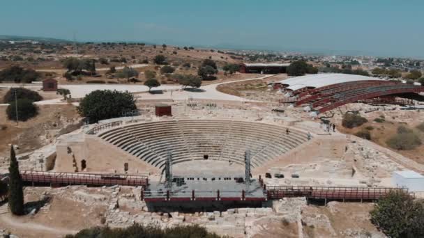 Lot drona nad ruinami, zabytkowy starożytny amfiteatr na Cyprze. — Wideo stockowe