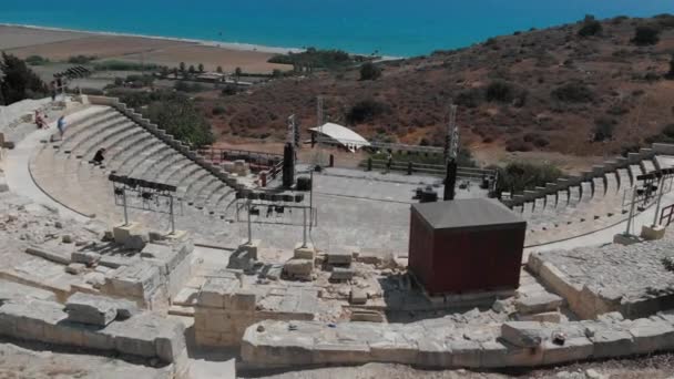 Nejlepší letecký pohled na starobylé amfiteátr na Kypru. — Stock video