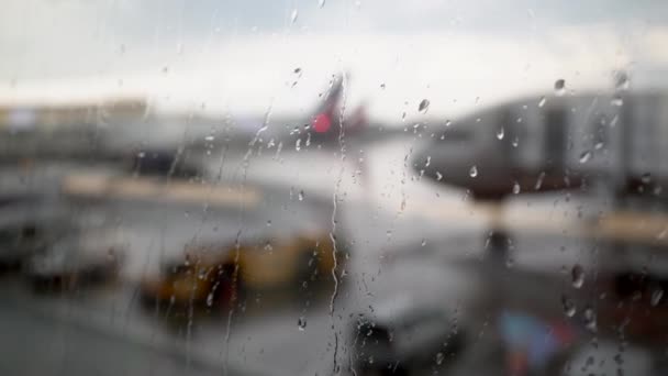Vue de l'avion à travers les gouttes de pluie et les ruisseaux. — Video