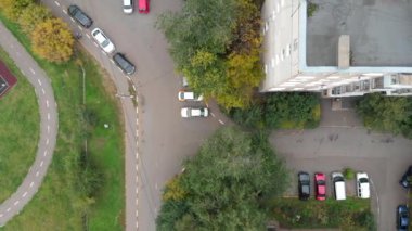 Pond Park Alanlarıyla Doğruca Yoldan ve Basketbol Sahasından Uçmak