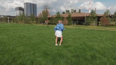 Şehir parkında dans eden güzel bir kız. İHA 'dan hava görüntüsü.