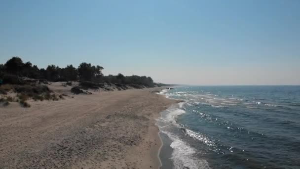 Antenn av Sandy Beach Sea Waves och blå och grönt vatten på Östersjön — Stockvideo