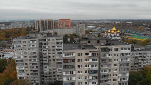 旧マルチ階建てのパネルハウス。教会を背景にしたソビエト連邦の建設. — ストック動画