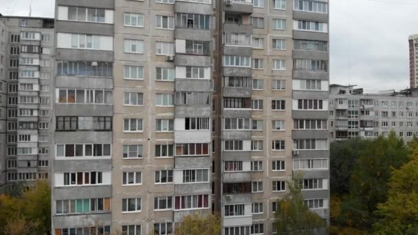 マルチ階建てのソビエトパネルの家を飛んでいます。撃たれた — ストック動画