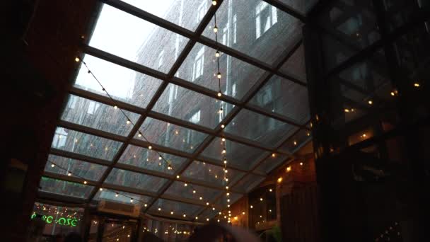 Restoranın cam çatısına yağmur damlaları düşer. — Stok video