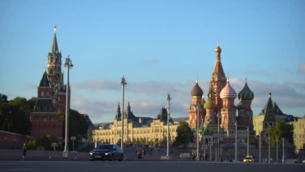 St. Catedral de Basilio y Torre Spasskaya vista de carretera en enfoque suave. Kremlin de Moscú — Vídeos de Stock