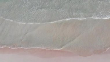 Kumsalları yıkayan dramatik dalgalar. Hava görüntüsü, İHA. Yüksek kalite 4k görüntü