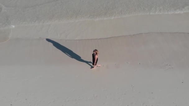 Chica caminando en la playa - vista desde arriba. un disparo aéreo de dron. México, Tulum. — Vídeos de Stock