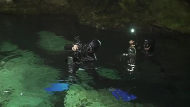 Mergulhadores fotógrafos no lago cenote. — Vídeo de Stock
