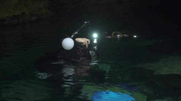 Подводные фотографы снимают фото и видео на профессиональные камеры — стоковое видео