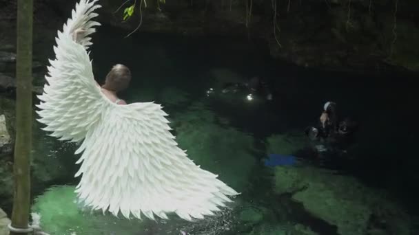 Roztomilý atraktivní dáma s bílým andělem křídla pózuje na kameru — Stock video