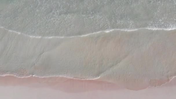 Les vagues dramatiques lavent la plage sablonneuse. Vue aérienne, drone. Images 4k de haute qualité