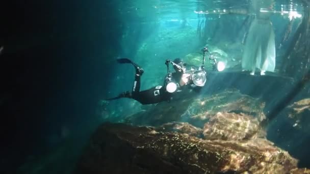 Slow Motion shot: Fotografia subacquea Nuoto nel cenote, Messico — Video Stock