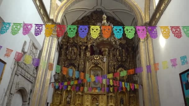 Mexikanische Tradition, Totentag mit Totenkopf und durchbohrten Papieren in der Kirche — Stockvideo