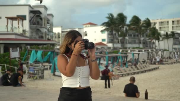 Plaj otellerinin arka planında kamera olan bir kadının portresi.. Stok Çekim 