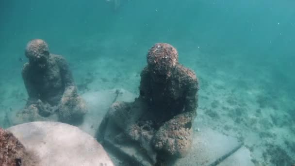 View of multiple statues under water in the carribian. yoga man — Stock Video