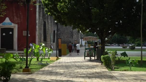 Valladolid Mexiko Menschen, die tagsüber auf öffentlichen Straßen laufen — Stockvideo