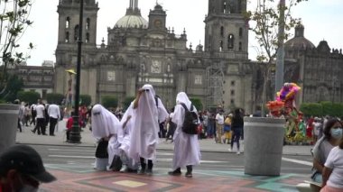 Mexico City 'nin merkezinde hayalet kostümlü insanlar var.