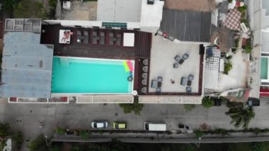 Çatıdaki yüzme havuzunun havadan görünüşü ve bir İHA uçurmak. tatil kavramı