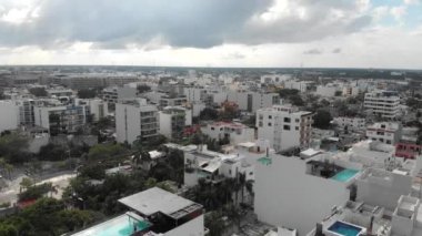 Playa del Carmen yukarıdan görüldü. Meksika tatil beldesinin havadan manzarası