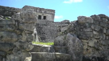 Antik Tulum Maya, Yucatan, Meksika 'yı harabeye çevirdi. Turistler için Tulum harabeleri. 